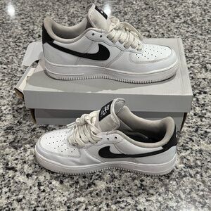 Nike Air Force 1 Low '07
White Black (Women's)